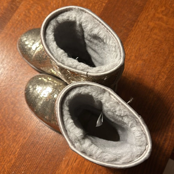 Gold Sequin Women’s Uggs size 8
In EXCELLENT CONDITION
Worn 3x’s - Picture 2 of 6